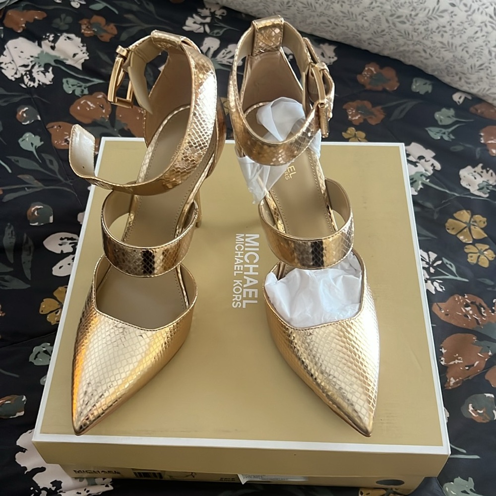 MICHAEL Michael Kors Amal Pump - Picture 2 of 5